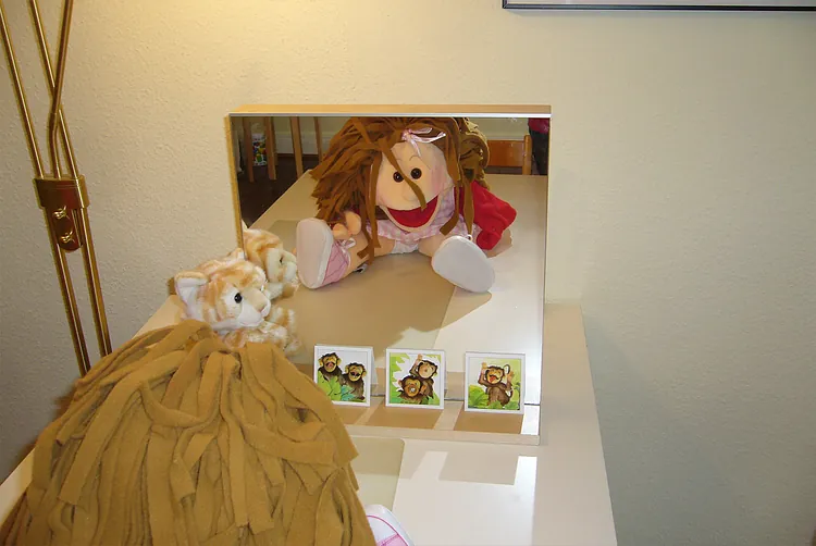 Einblicke in die Praxis für Logopädie Ute Hinze in ​Schüttorf​ - Puppen, Spiele, Kinderbehandlung